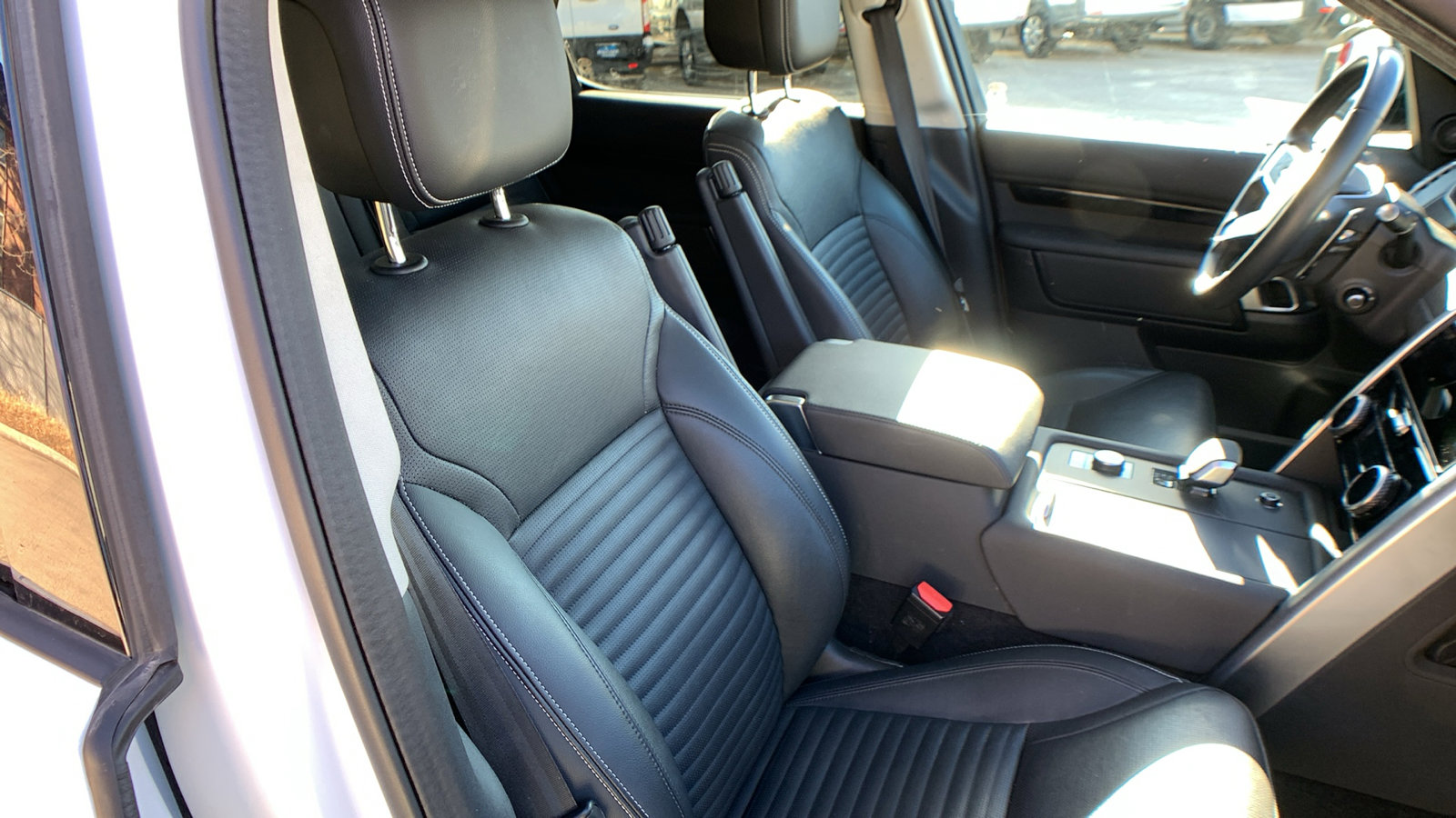 Used 2024 Land Rover Discovery S image 31