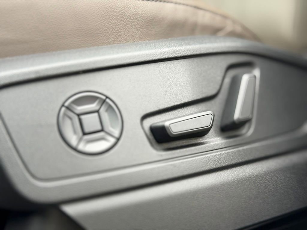 Used 2025 Audi Q5 Premium w/ Convenience Package AWD/4WD image 17