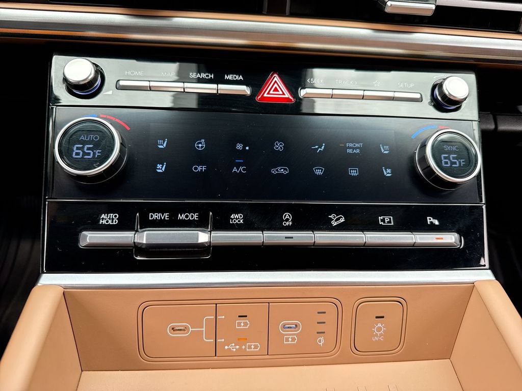Used 2025 Hyundai Santa Fe Limited AWD/4WD image 19