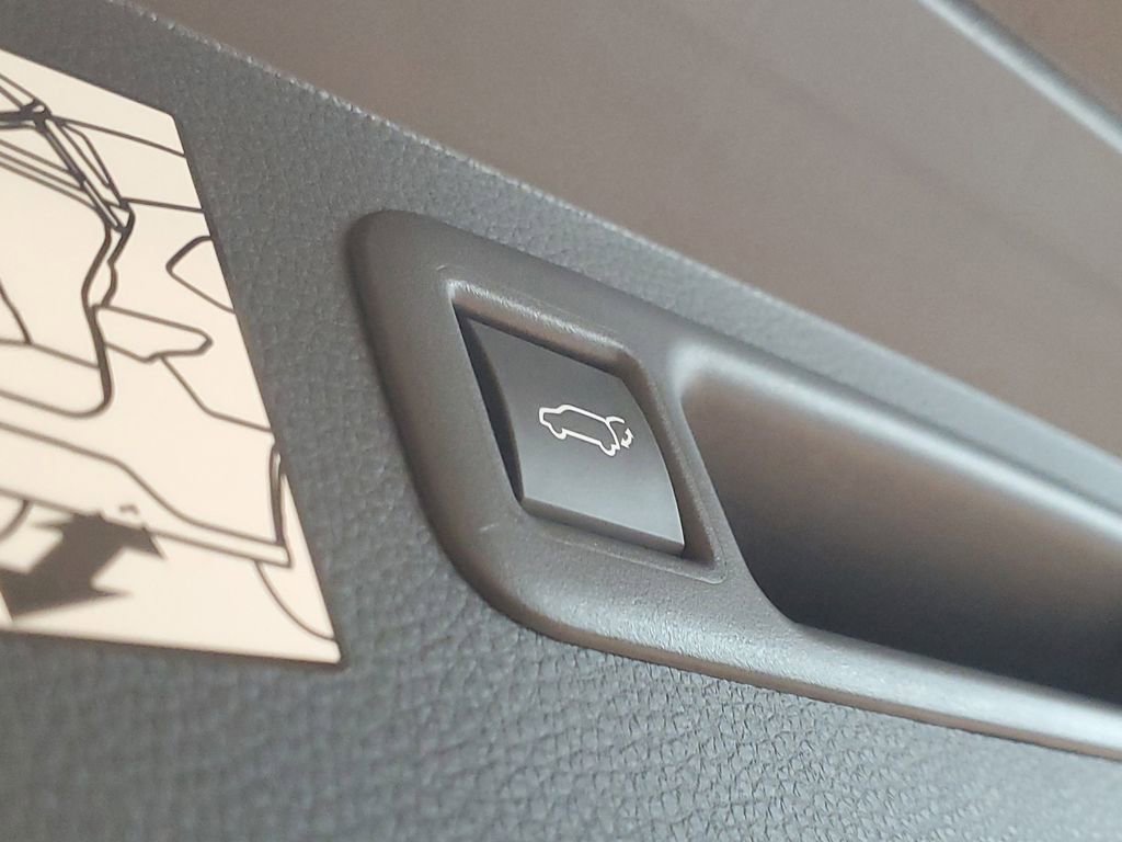 Used 2024 Toyota Highlander Limited image 9