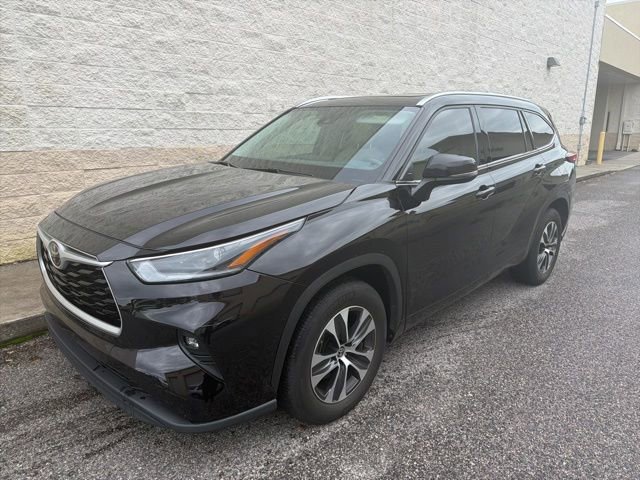 Used 2021 Toyota Highlander XLE FWD image 1