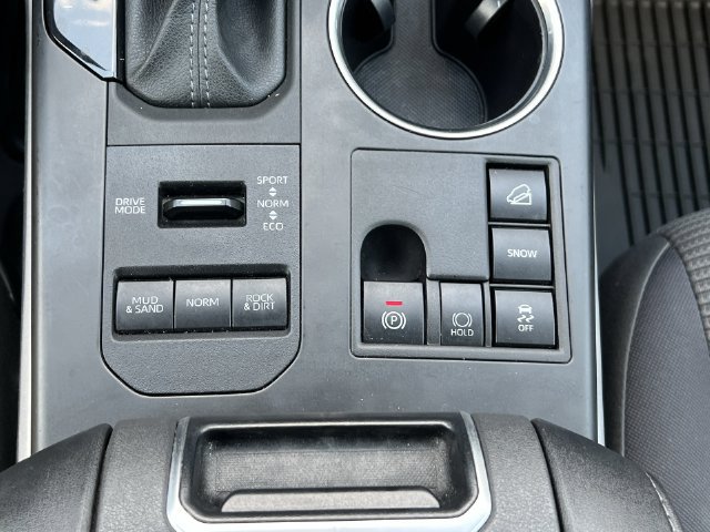 Used 2024 Toyota Highlander LE AWD/4WD image 24