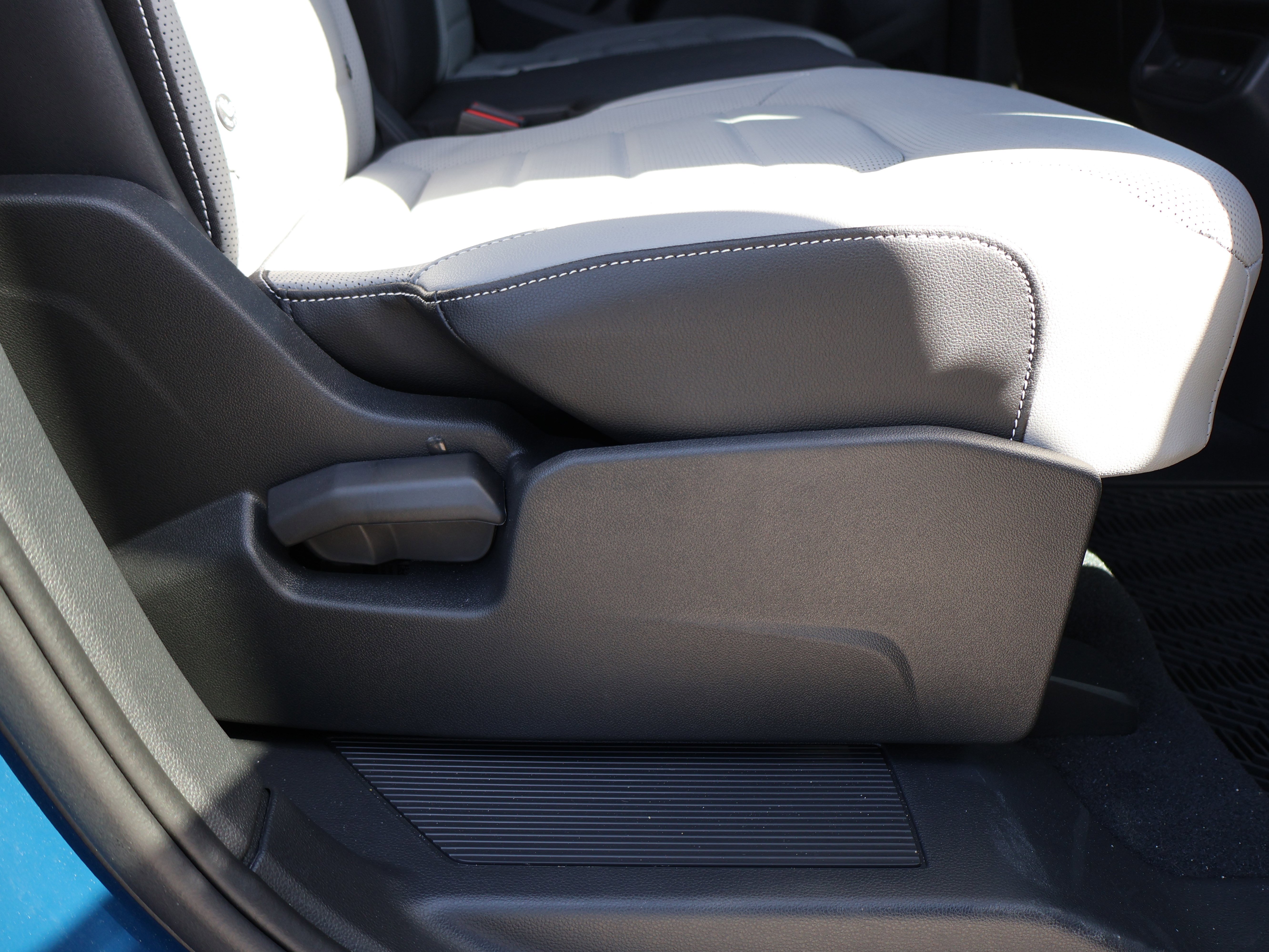 Used 2025 Volkswagen Atlas Cross Sport SEL R-Line AWD/4WD image 22