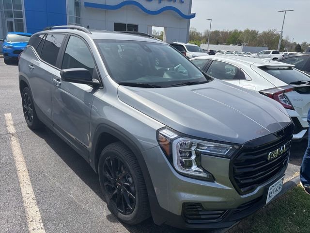 Used 2023 GMC Terrain SLE w/ Driver Convenience Package image 2