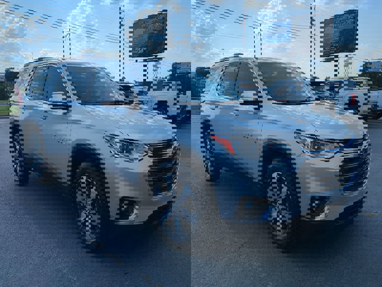 Used 2019 Chevrolet Traverse LT w/ LT Premium Package image 2