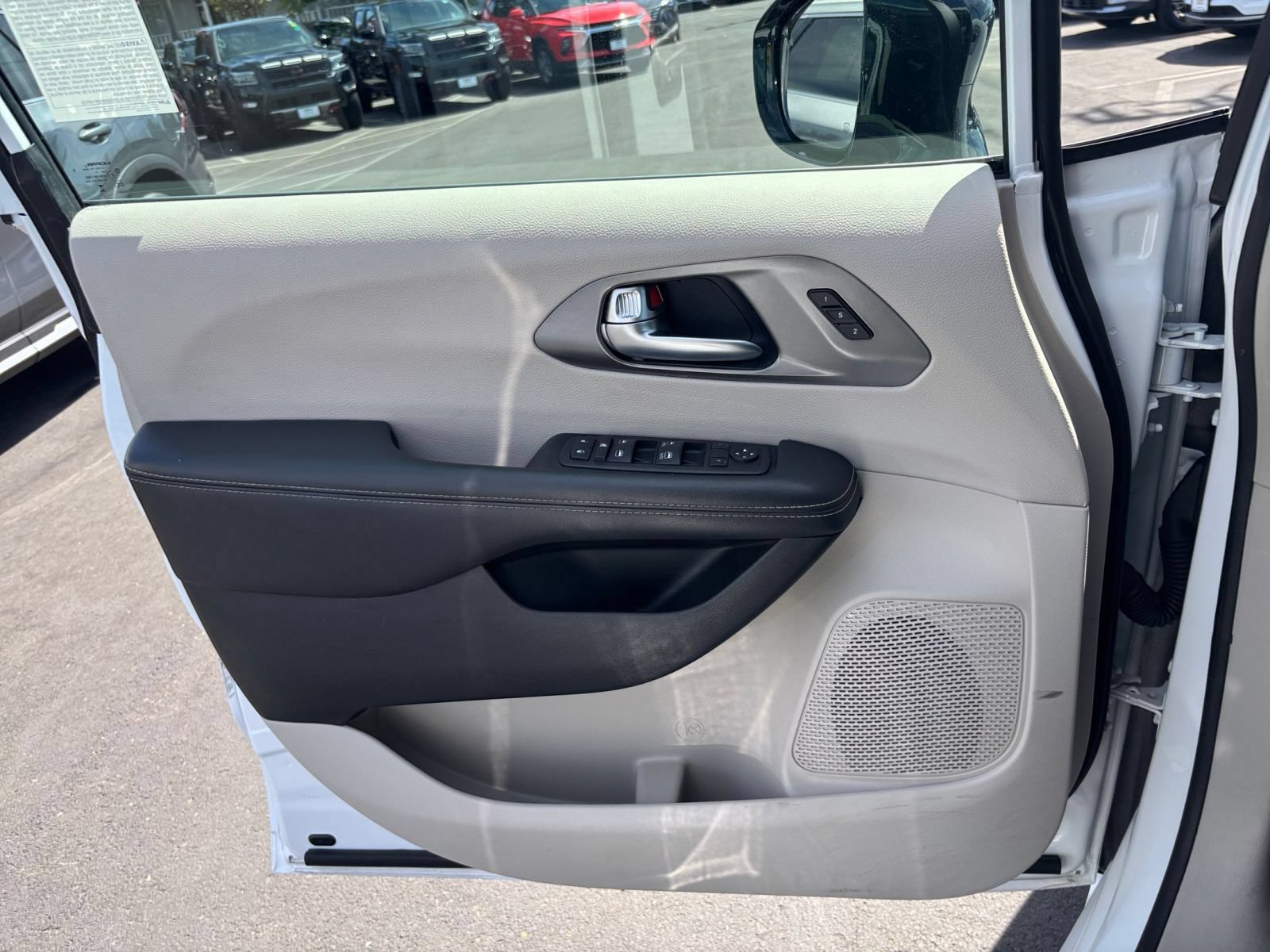 Used 2024 Chrysler Pacifica Touring-L FWD image 18
