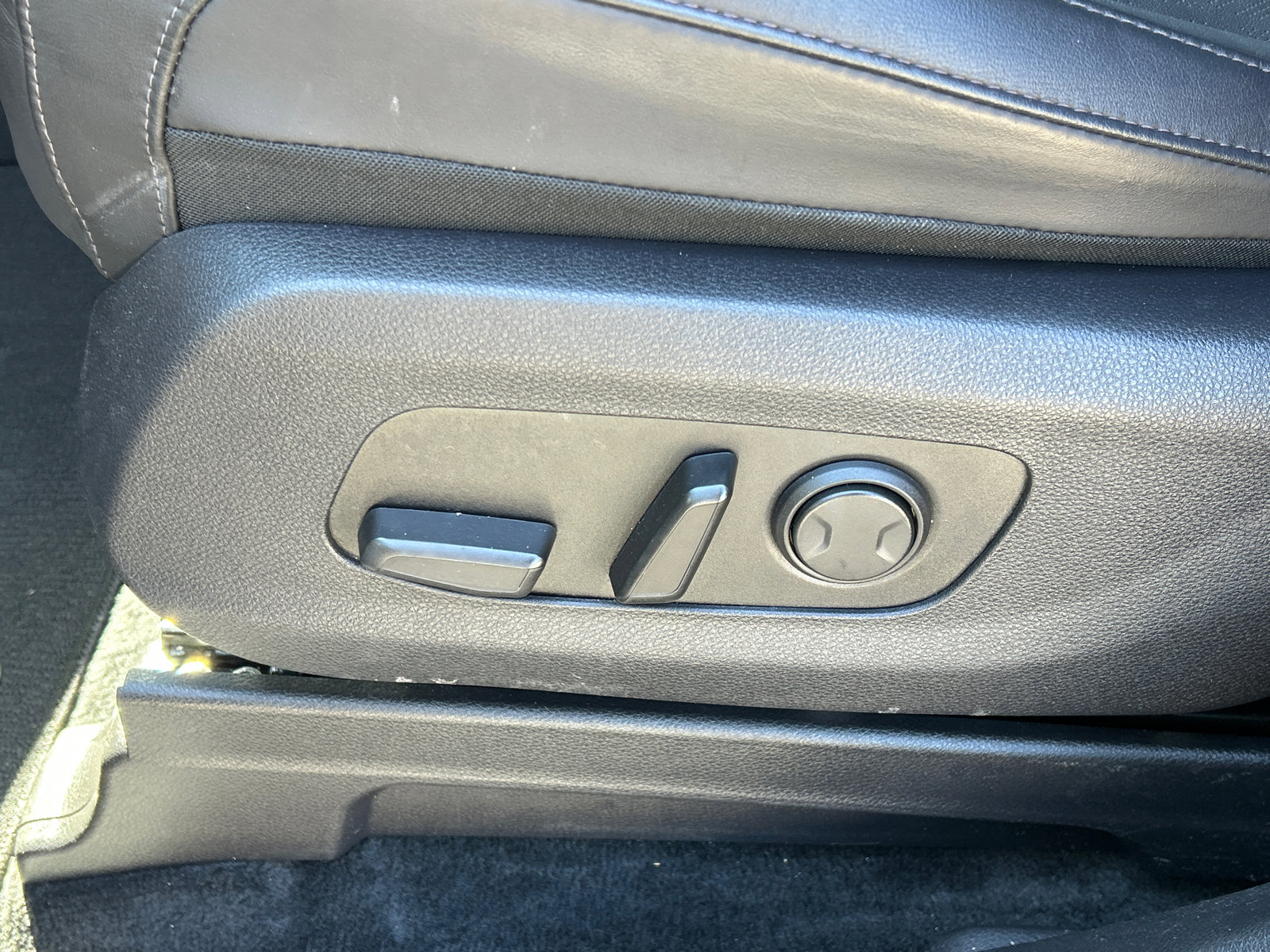 Used 2024 Kia Carnival LX FWD image 11