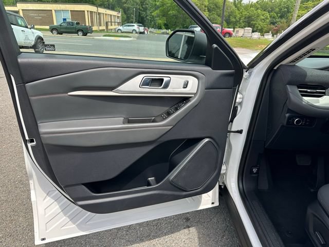 Used 2025 Ford Explorer Active AWD/4WD image 15