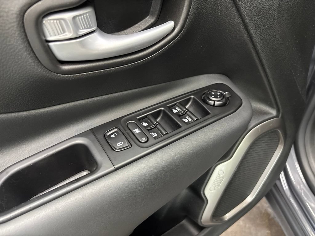 Used 2023 Jeep Renegade Latitude w/ Sun/Sound Group AWD/4WD image 18