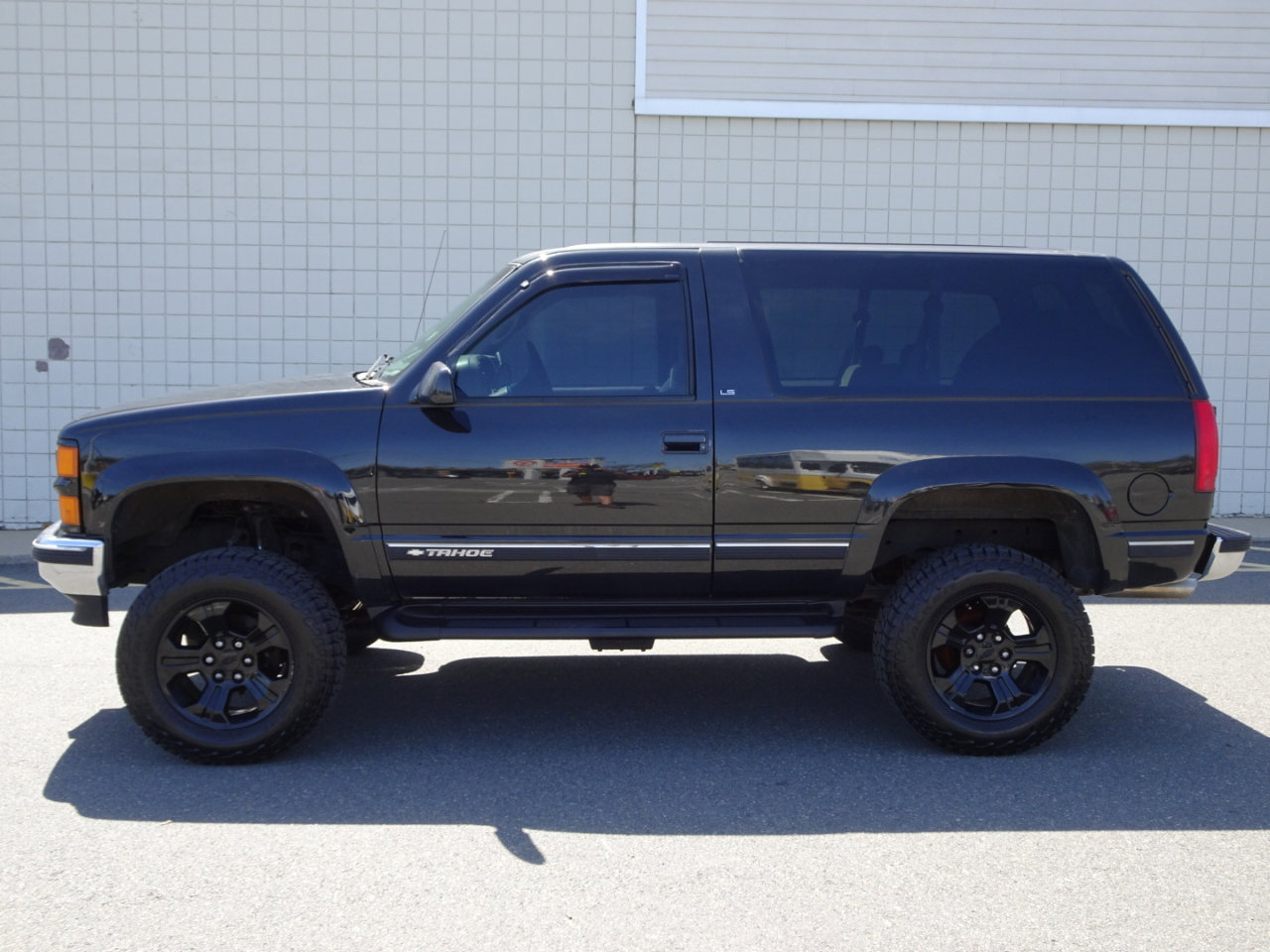 Used 1999 Chevrolet Tahoe 4WD 2-Door w/ Preferred Equipment Group image 4