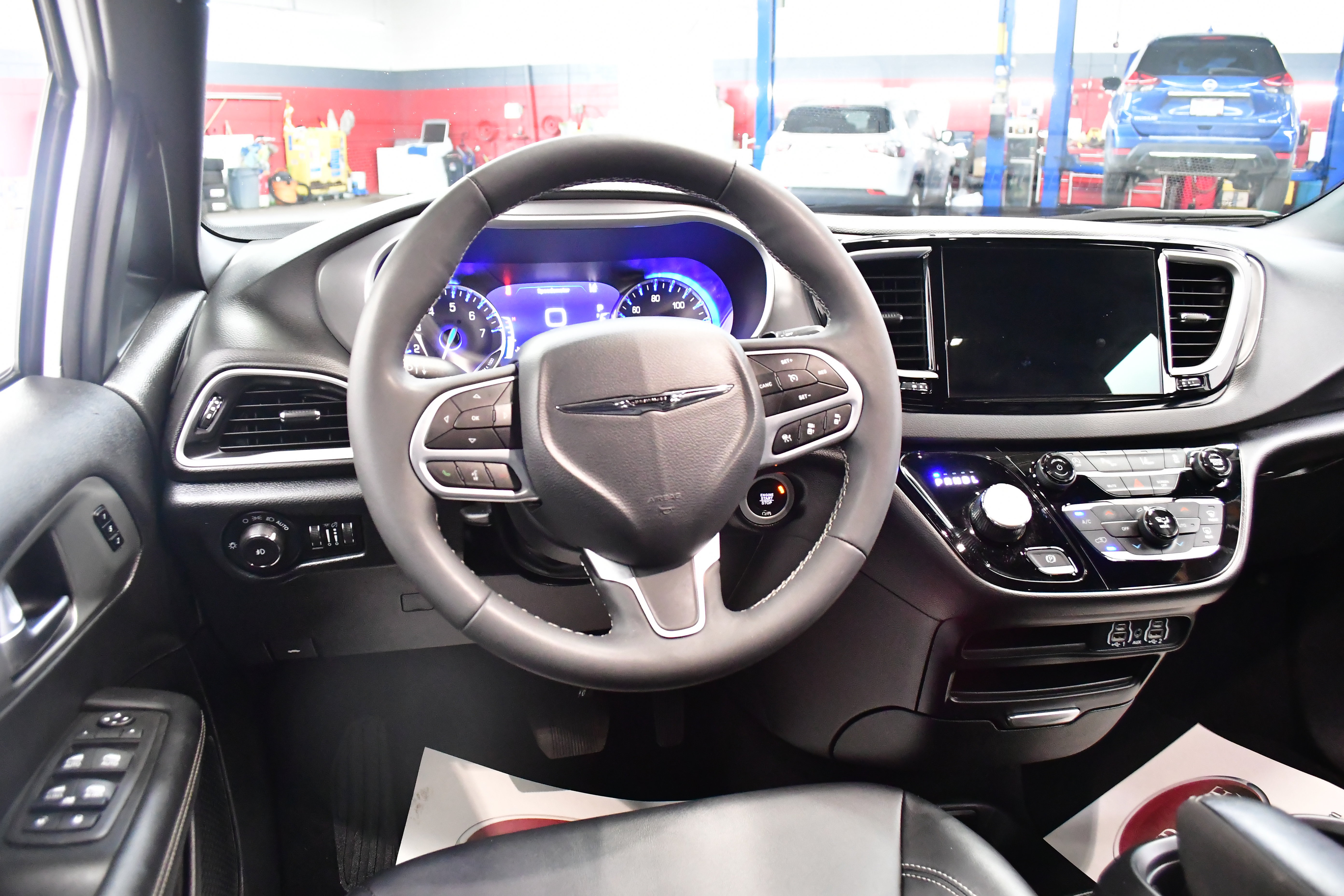 Used 2025 Chrysler Pacifica Select FWD image 10