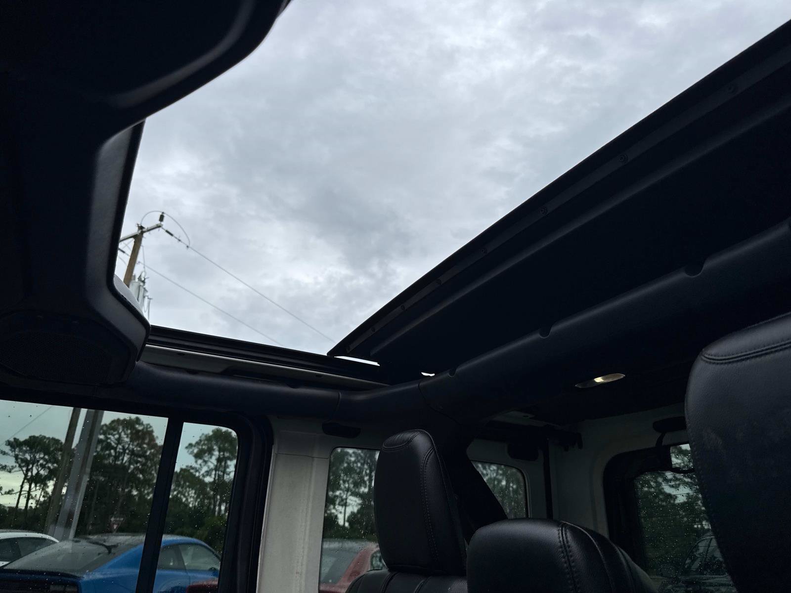 Used 2022 Jeep Wrangler Unlimited Sahara AWD/4WD image 15