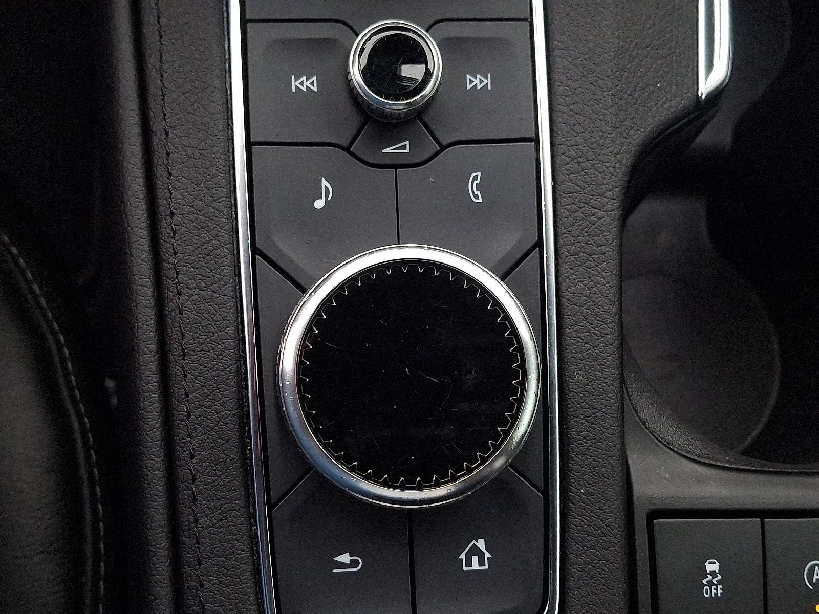 Certified 2023 Cadillac XT4 Luxury w/ Cold Weather Package image 25