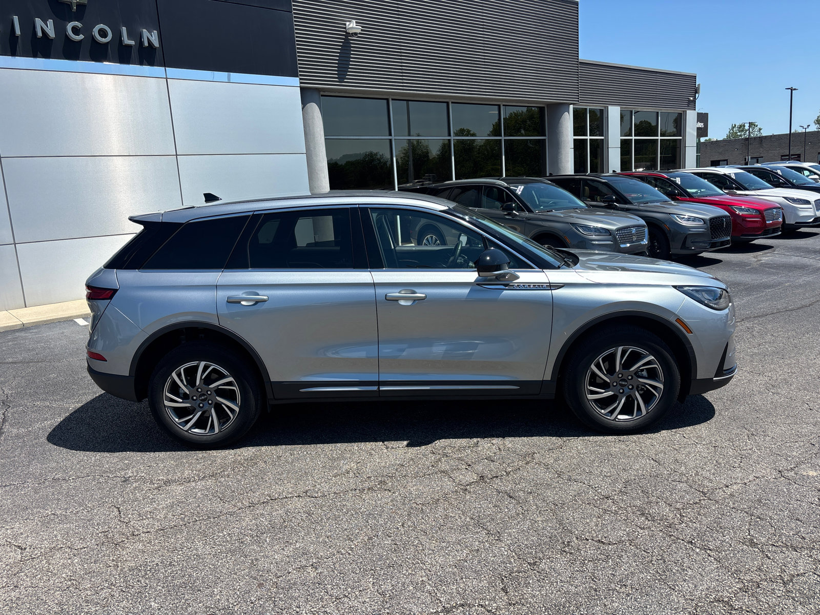 Certified 2023 Lincoln Corsair AWD w/ Rear Removable Package Tray image 8