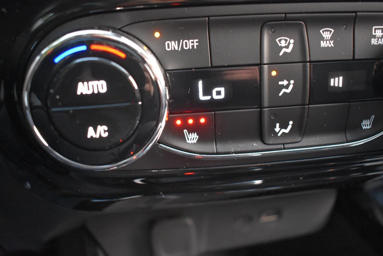 Used 2024 Chevrolet Trax LT w/ Sunroof Package FWD image 33