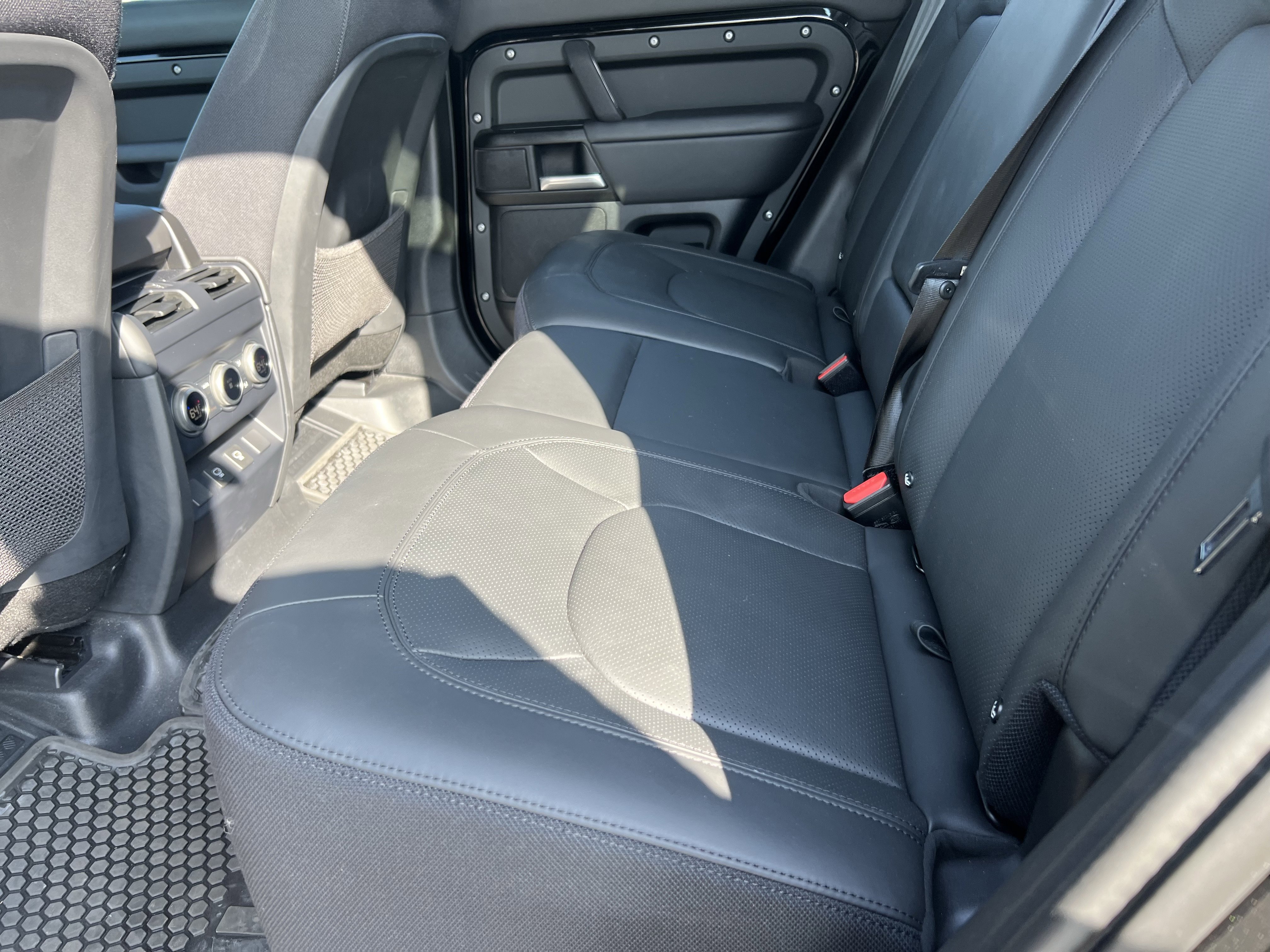 Used 2025 Land Rover Defender 110 V8 image 35