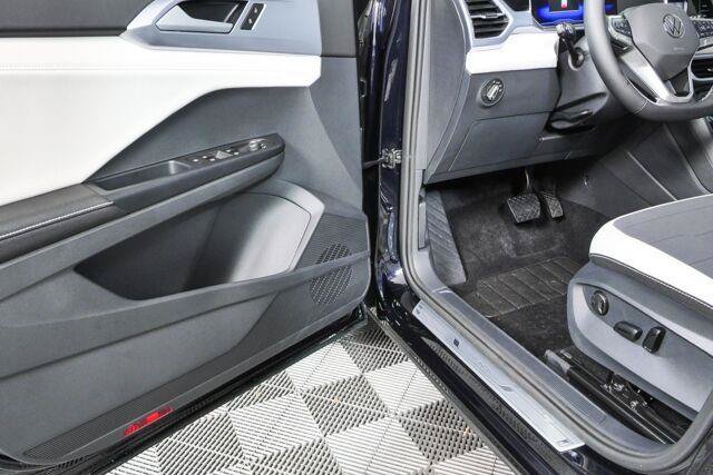 Used 2025 Volkswagen Taos SE w/ Panoramic Sunroof Package FWD image 7