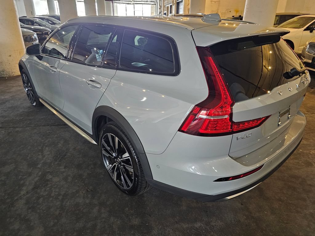 Certified 2025 Volvo V60 B5 Cross Country Ultra AWD/4WD image 2