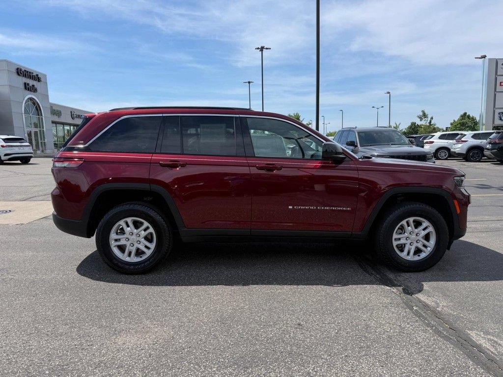 Used 2024 Jeep Grand Cherokee Laredo w/ Luxury Tech Group I AWD/4WD image 2