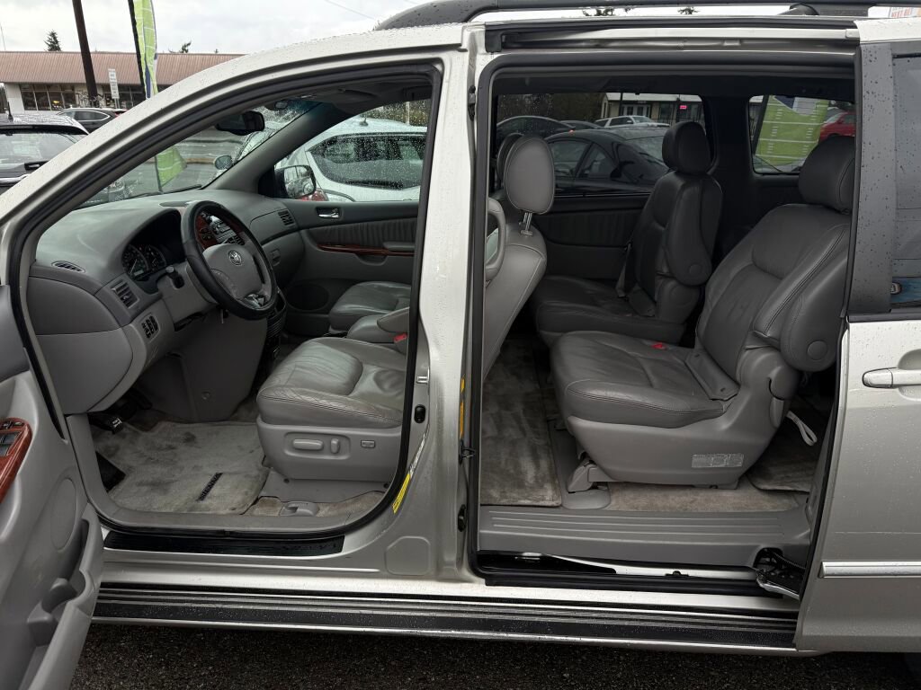 Used 2005 Toyota Sienna XLE Limited image 14