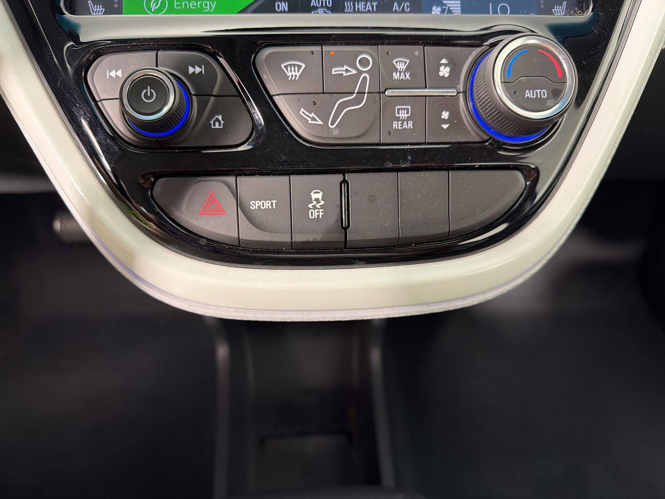 Used 2020 Chevrolet Bolt Premier w/ Infotainment Package FWD image 20