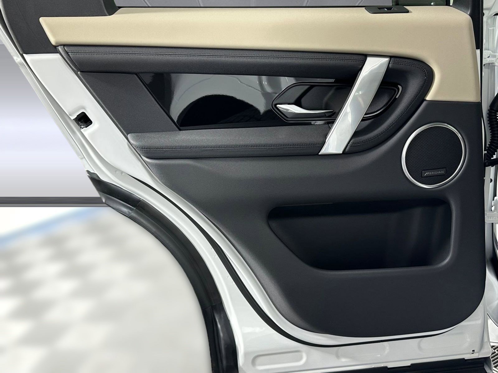 Used 2025 Land Rover Discovery Sport S image 26