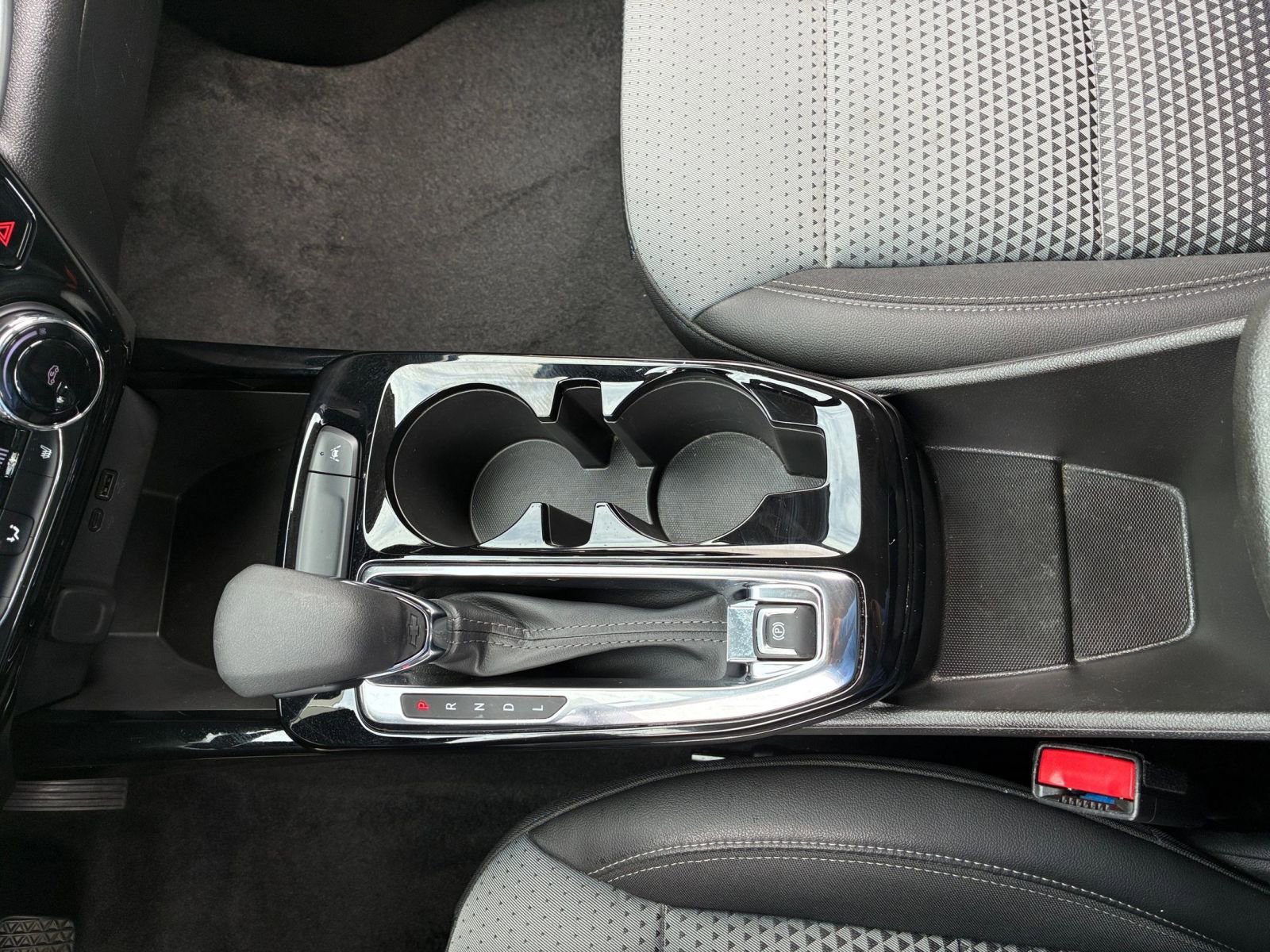 Used 2025 Chevrolet Trax LT w/ LT Convenience Package FWD image 40