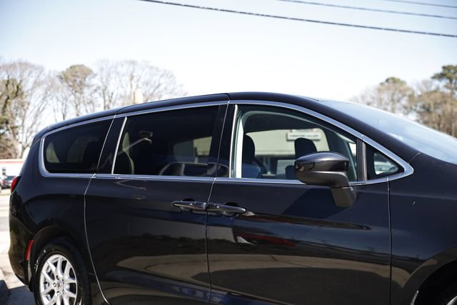 Used 2022 Chrysler Voyager LX image 11