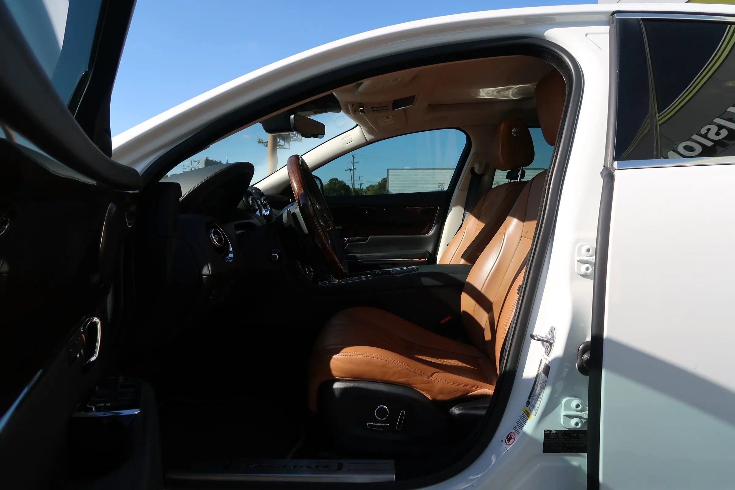 Used 2019 Jaguar XJ R-Sport image 14