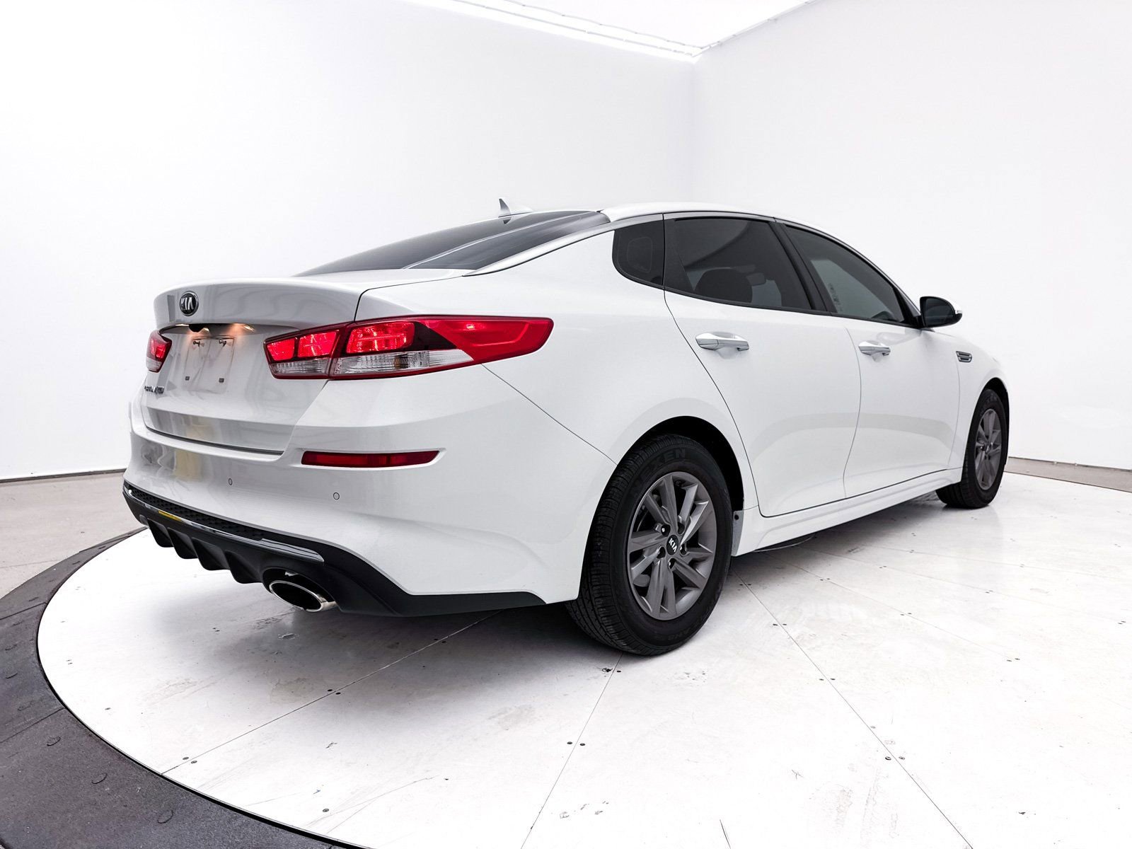Used 2020 Kia Optima LX image 16