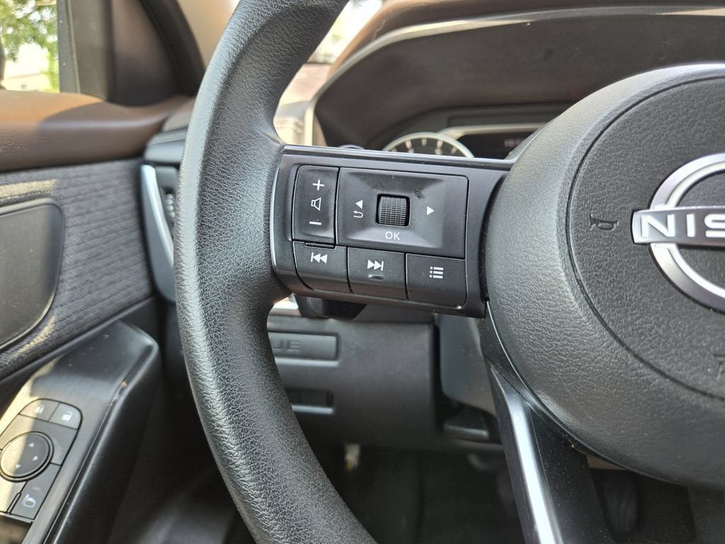 Used 2023 Nissan Rogue S AWD/4WD image 17