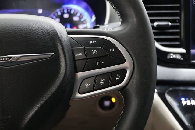 Used 2023 Chrysler Pacifica Touring-L FWD image 22