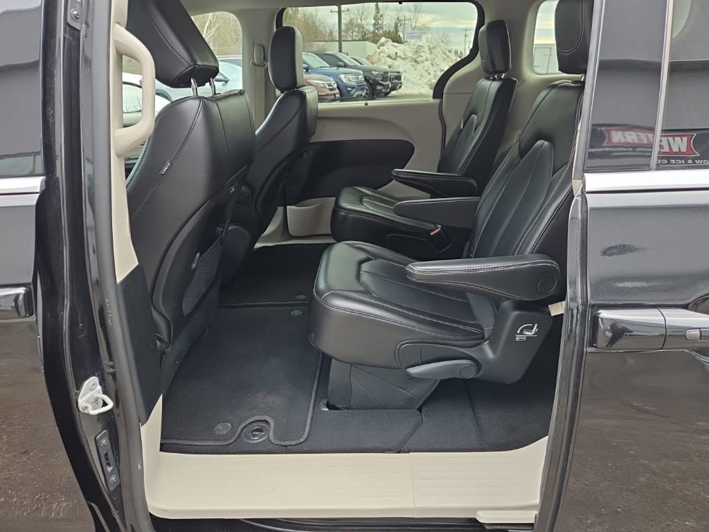 Used 2023 Chrysler Pacifica Touring-L FWD image 25