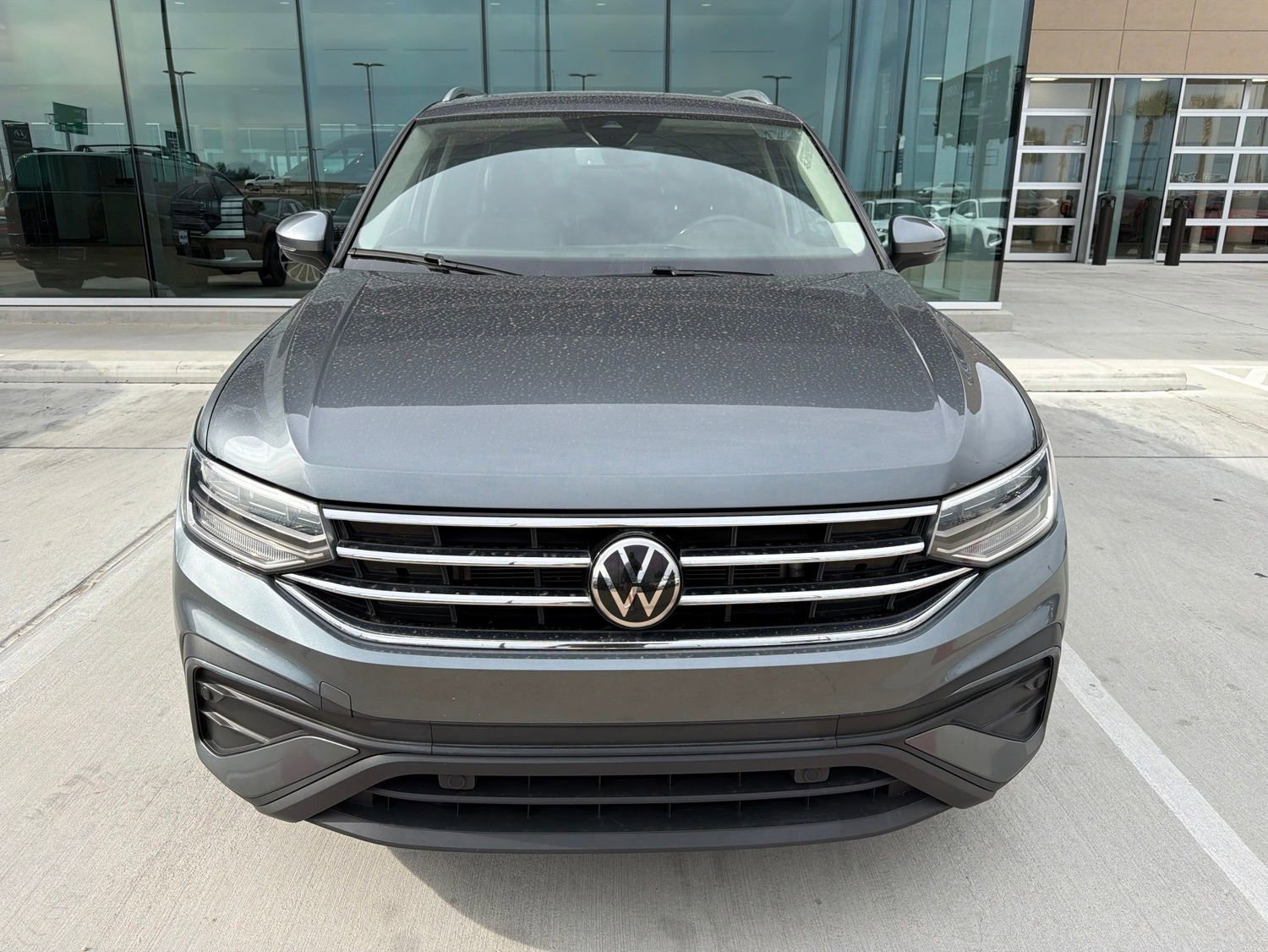 Used 2022 Volkswagen Tiguan SE w/ Panoramic Sunroof Package FWD image 2