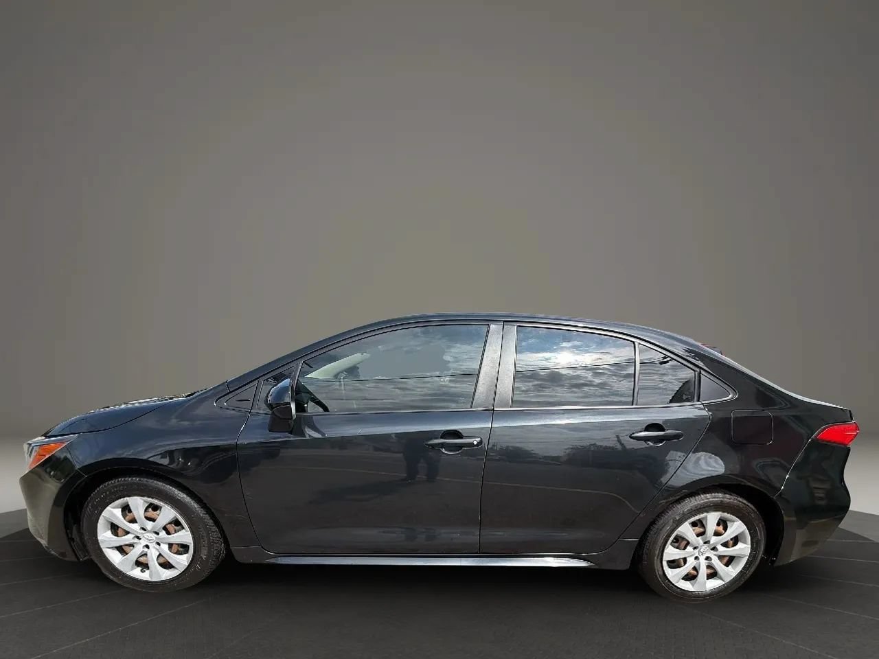 Used 2020 Toyota Corolla LE FWD image 8
