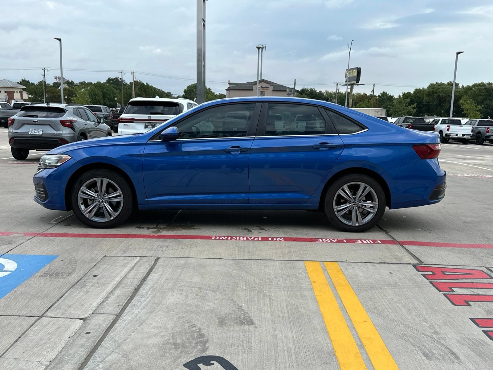 Used 2022 Volkswagen Jetta SE FWD image 4
