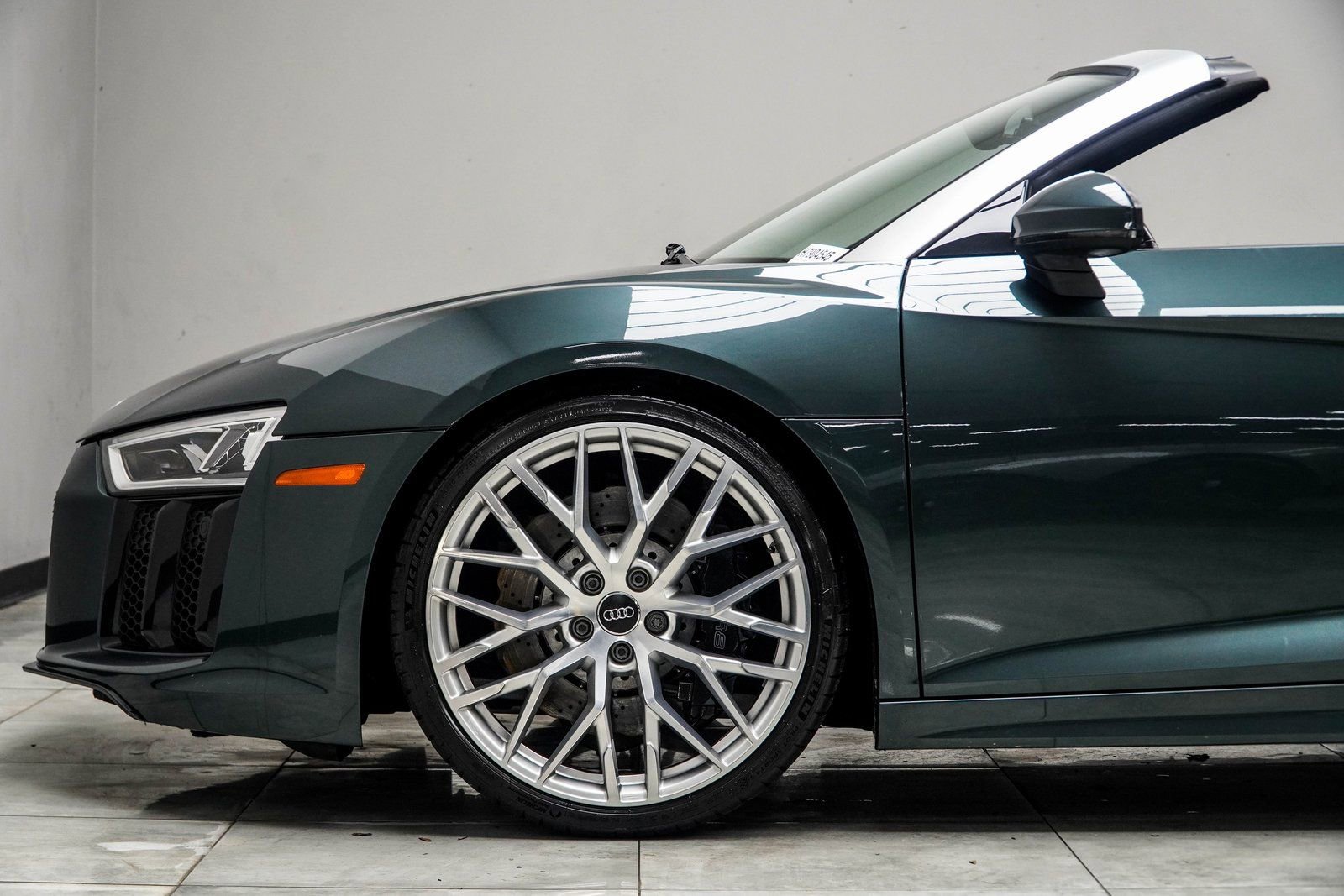 Used 2017 Audi R8 V10 w/ Carbon Exterior Package image 16