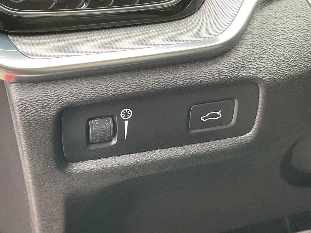 Used 2020 Volvo S60 T6 R-Design image 28