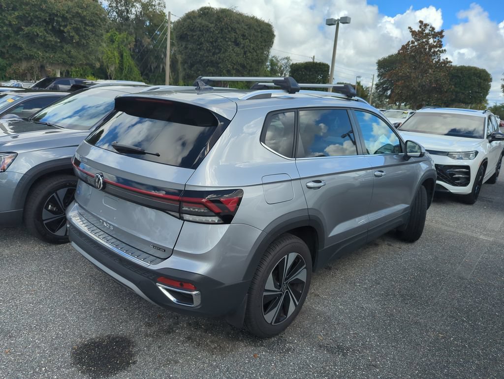 Used 2025 Volkswagen Taos SE AWD/4WD image 2