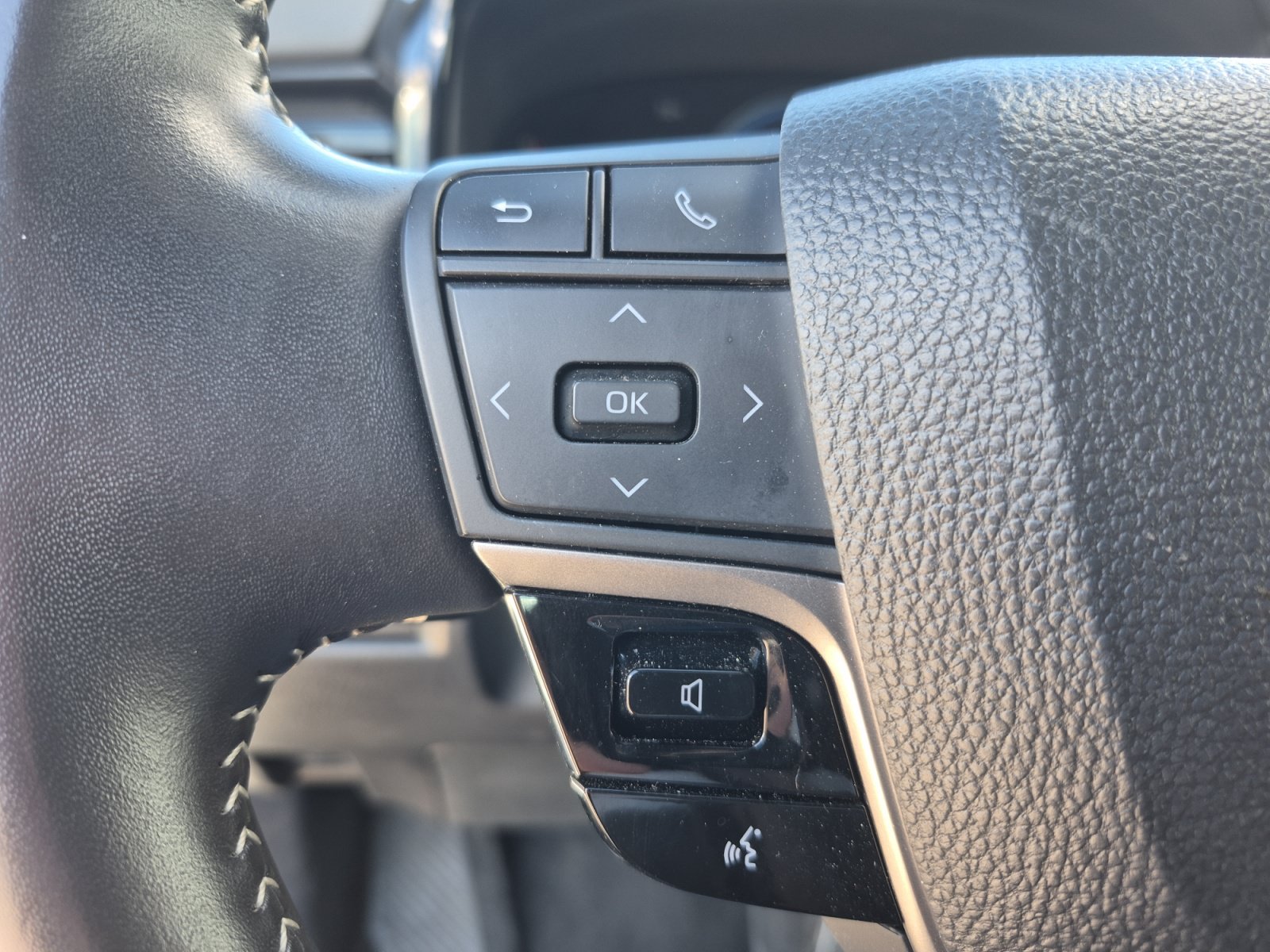 Used 2025 Toyota Camry SE FWD image 27