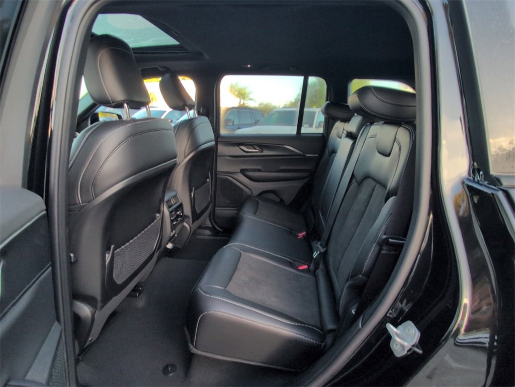 New 2025 Jeep Grand Cherokee Altitude image 21