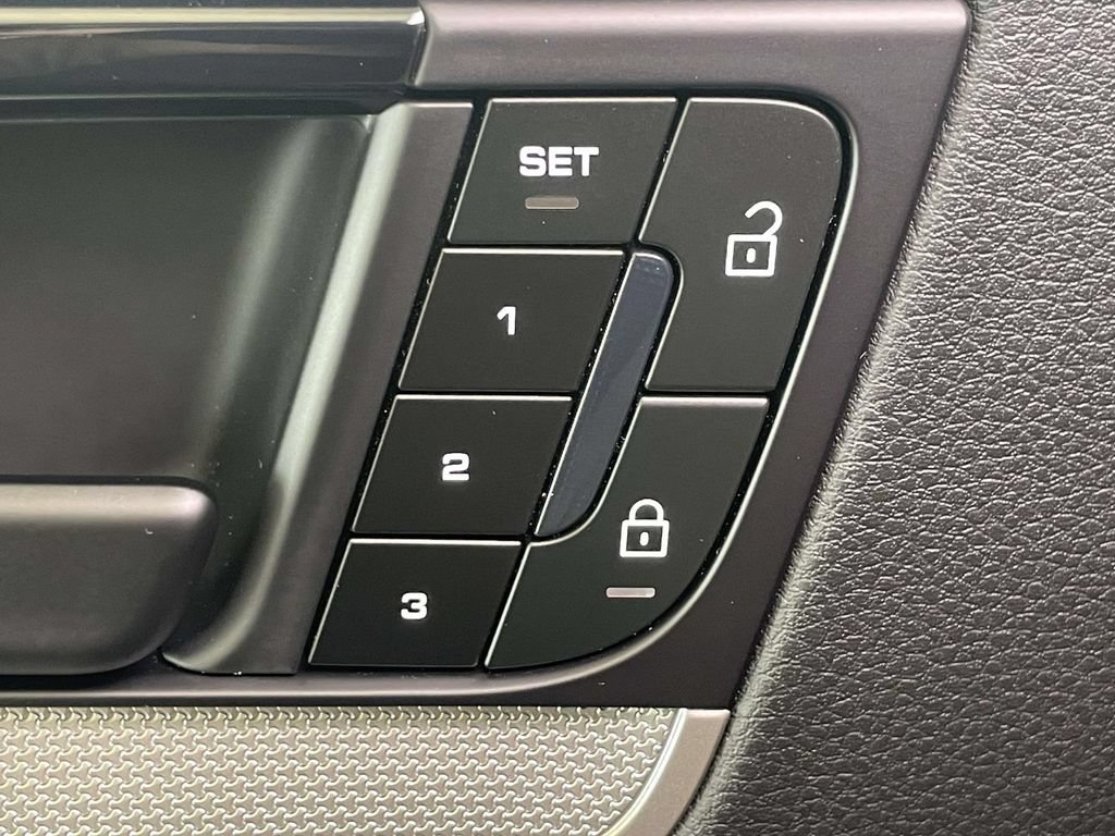 Certified 2025 Porsche Cayenne AWD/4WD image 34