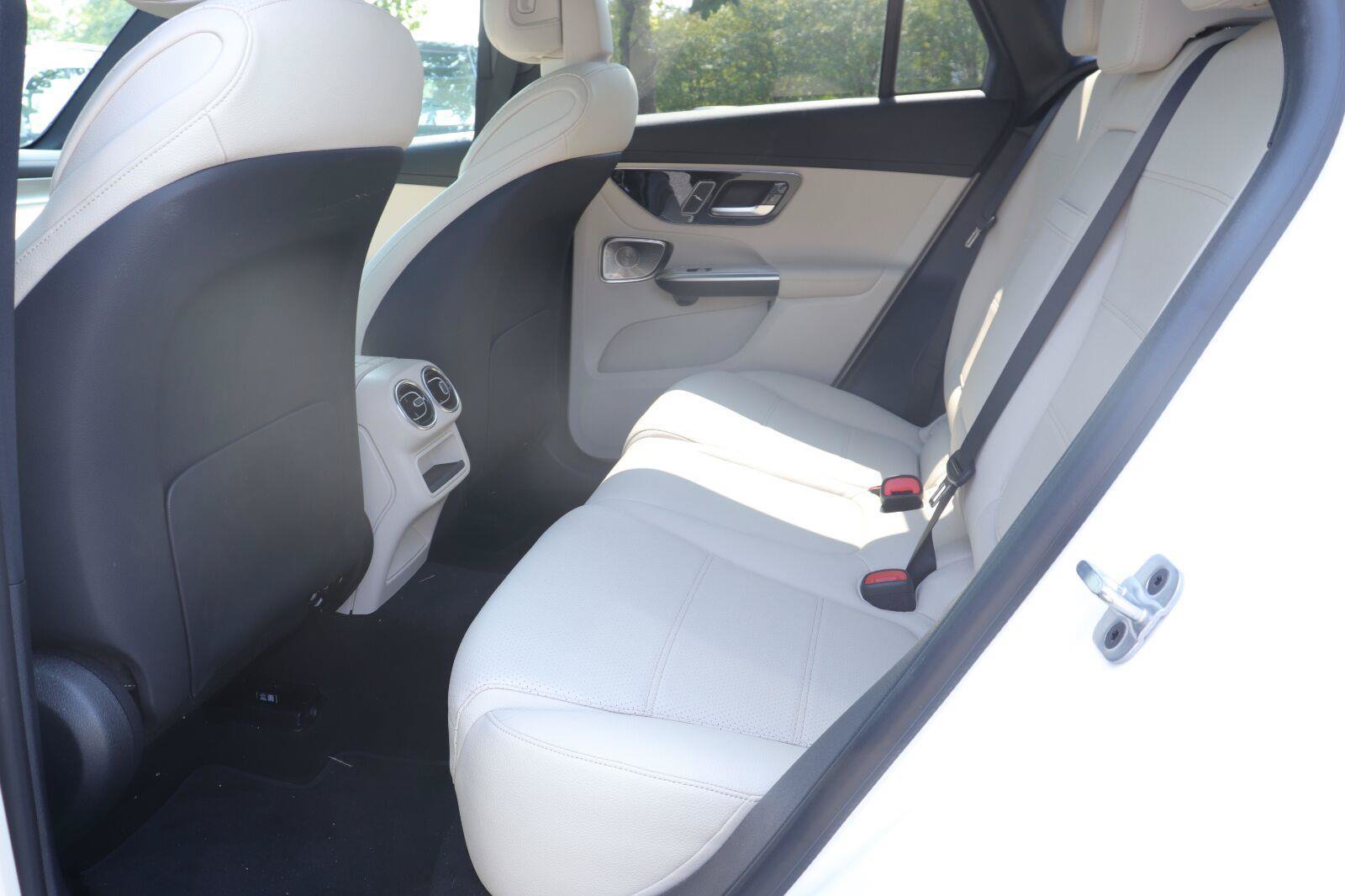 Used 2024 Mercedes-Benz GLC 300 4MATIC image 8