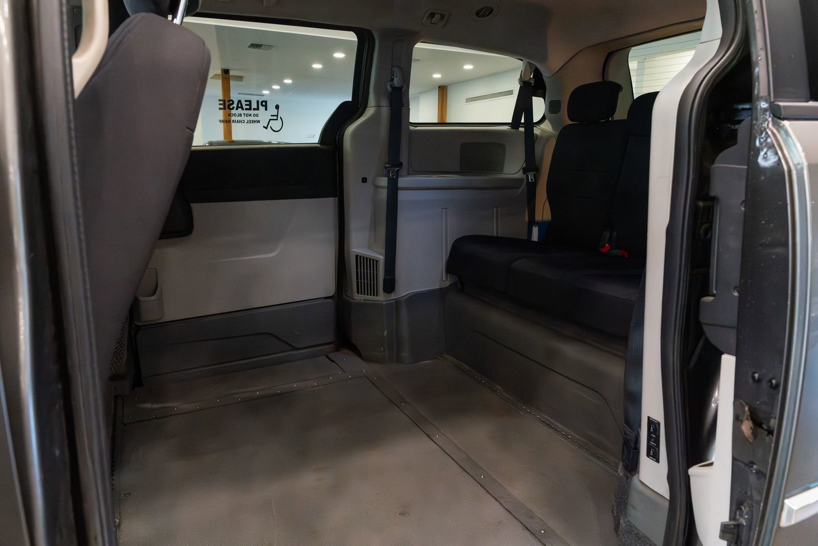 Used 2010 Dodge Grand Caravan SXT FWD image 9