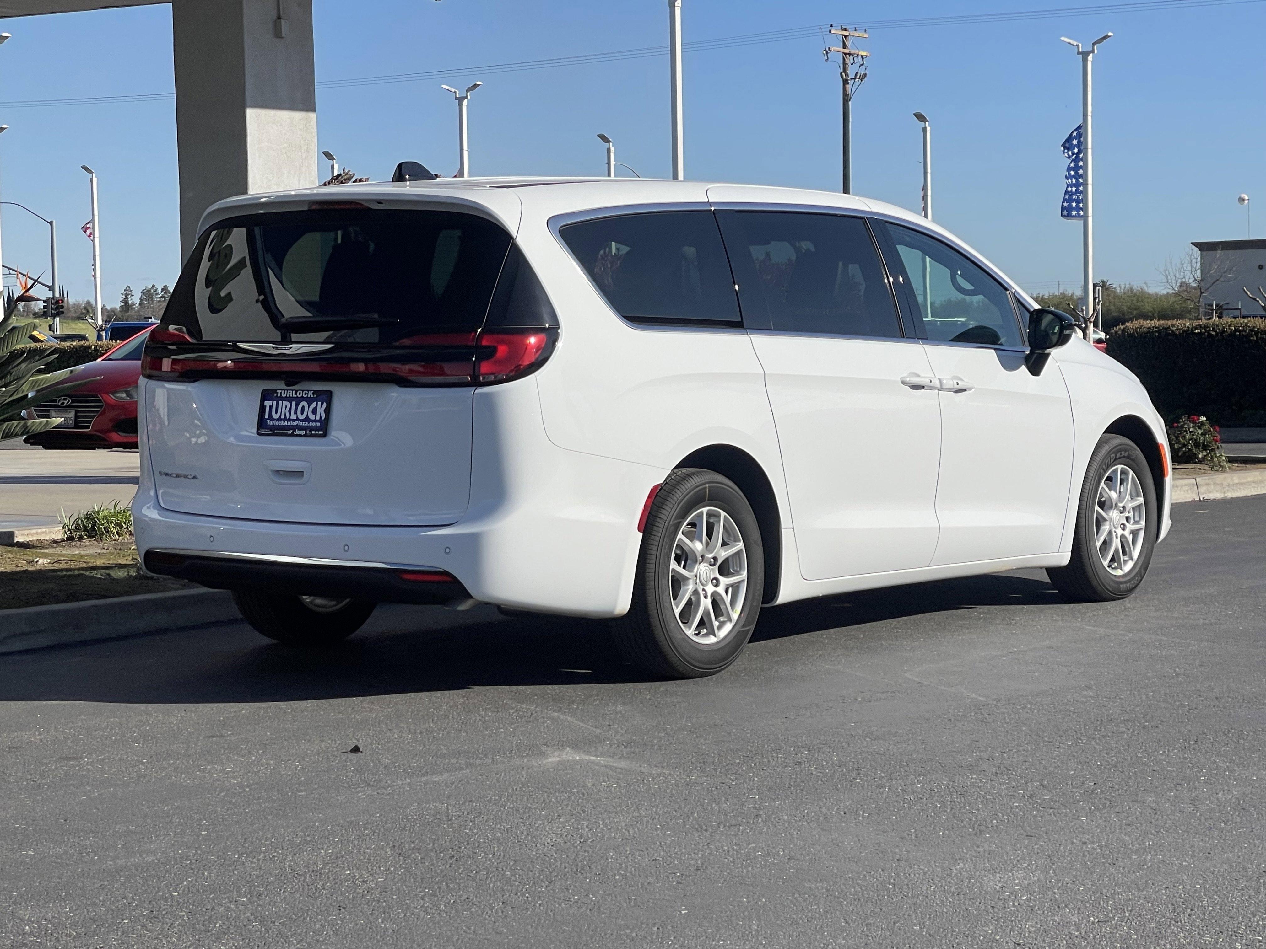 New 2026 Chrysler Pacifica Select image 11