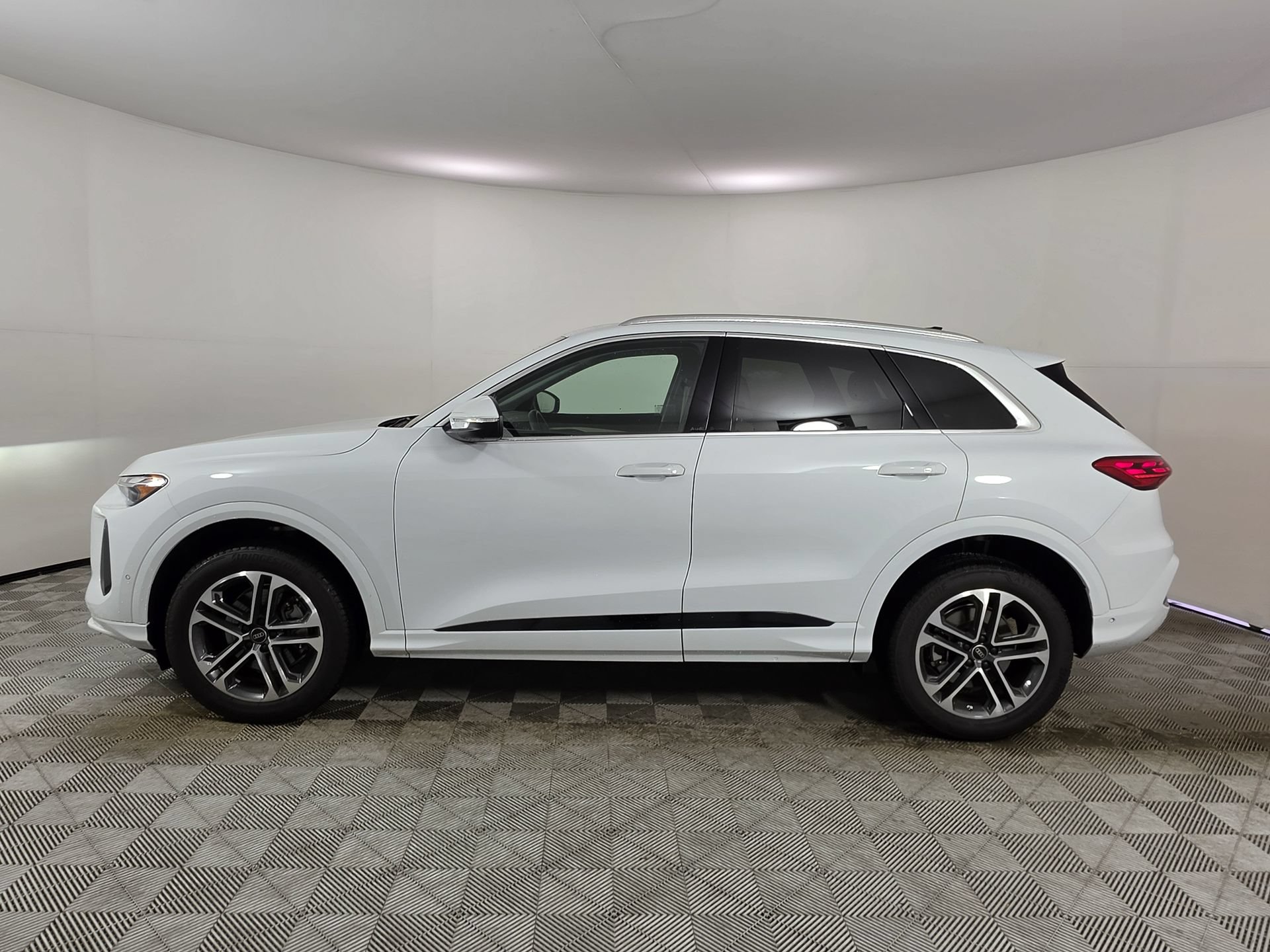 Used 2025 Audi Q5 Premium w/ Convenience Package AWD/4WD image 4