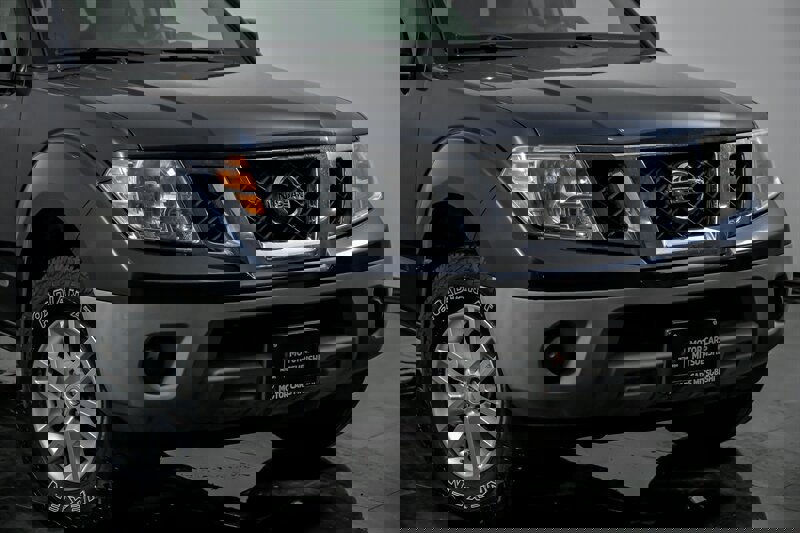 Used 2018 Nissan Frontier SV image 2