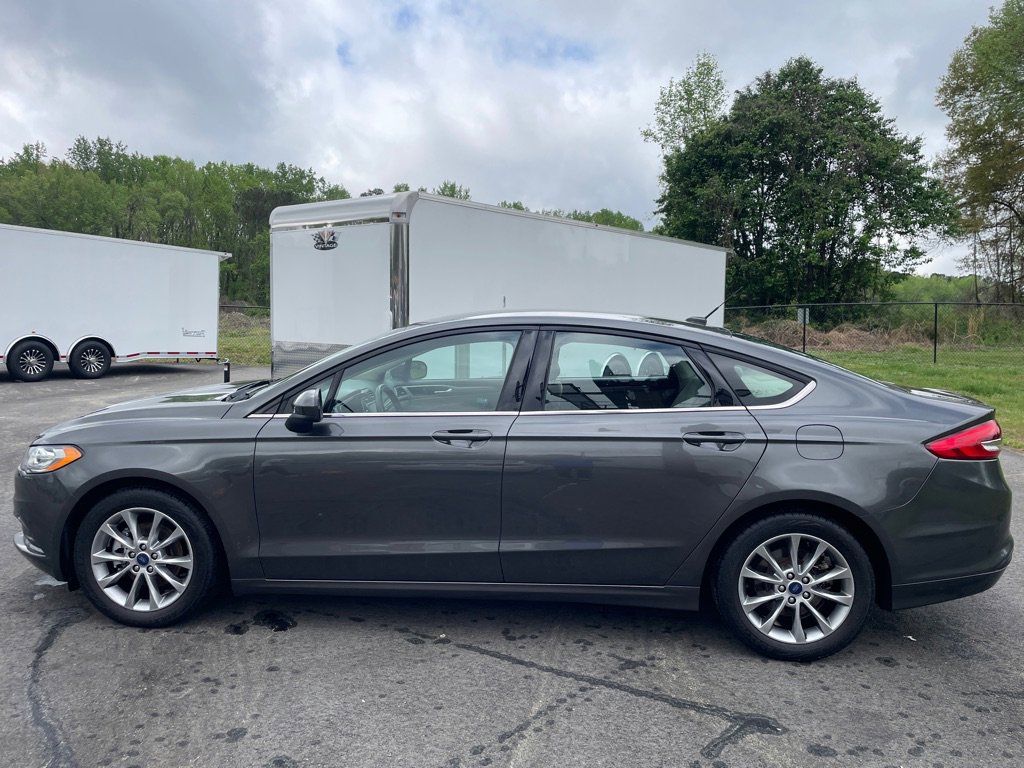 Used 2017 Ford Fusion SE w/ Fusion SE Technology Package image 2