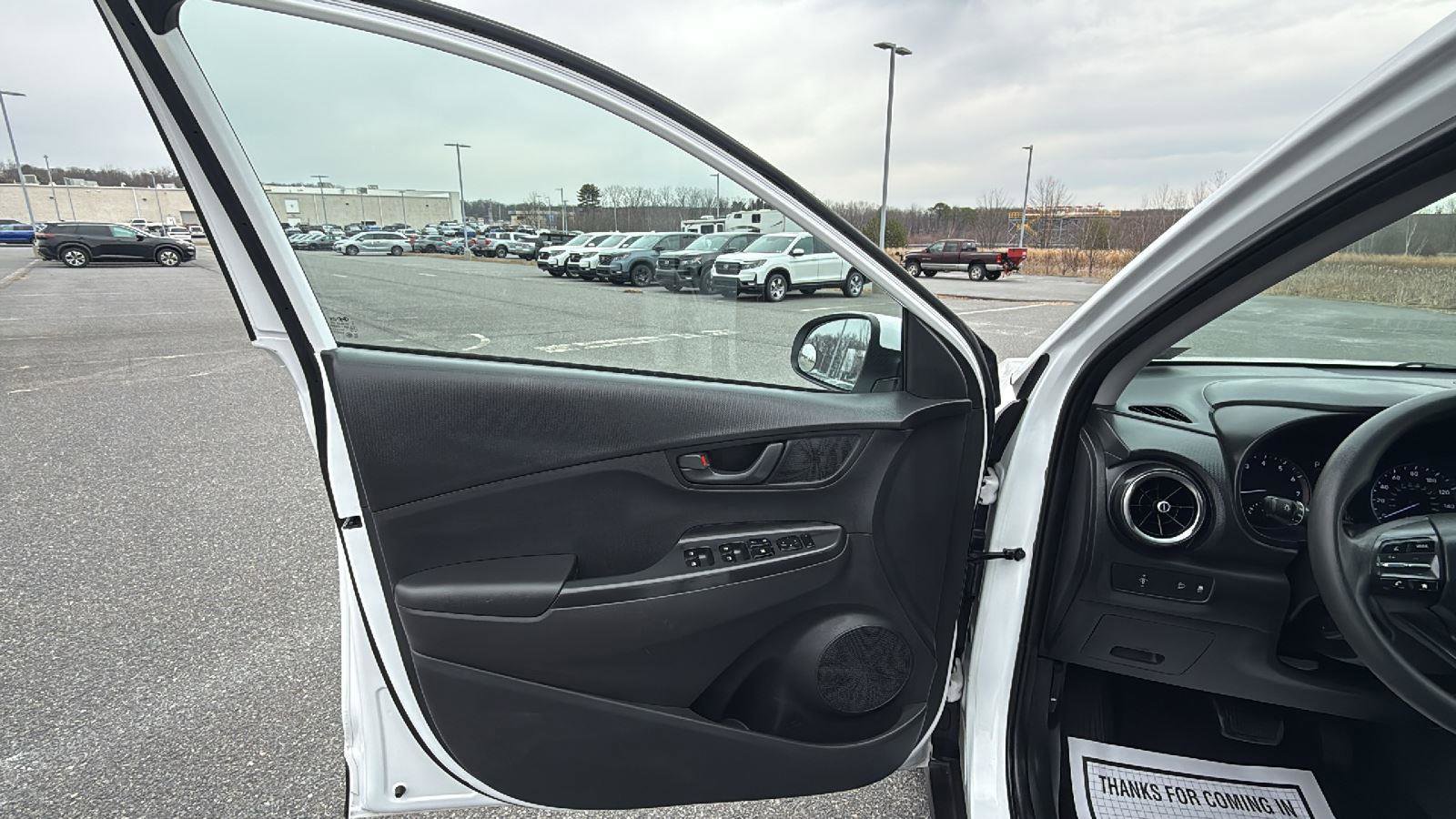 Used 2023 Hyundai Kona SE w/ Cargo Package image 24