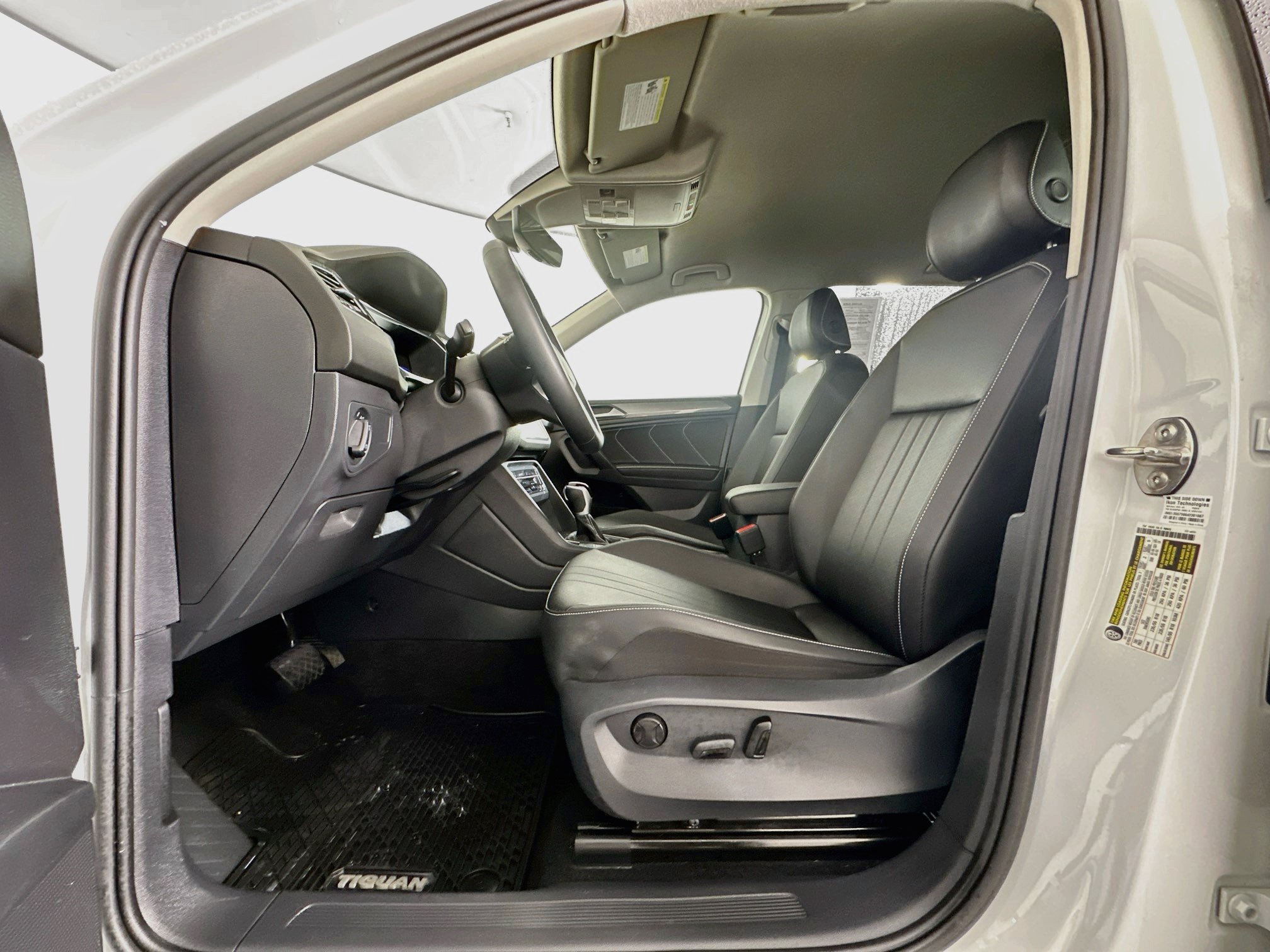 Used 2023 Volkswagen Tiguan SE FWD image 13